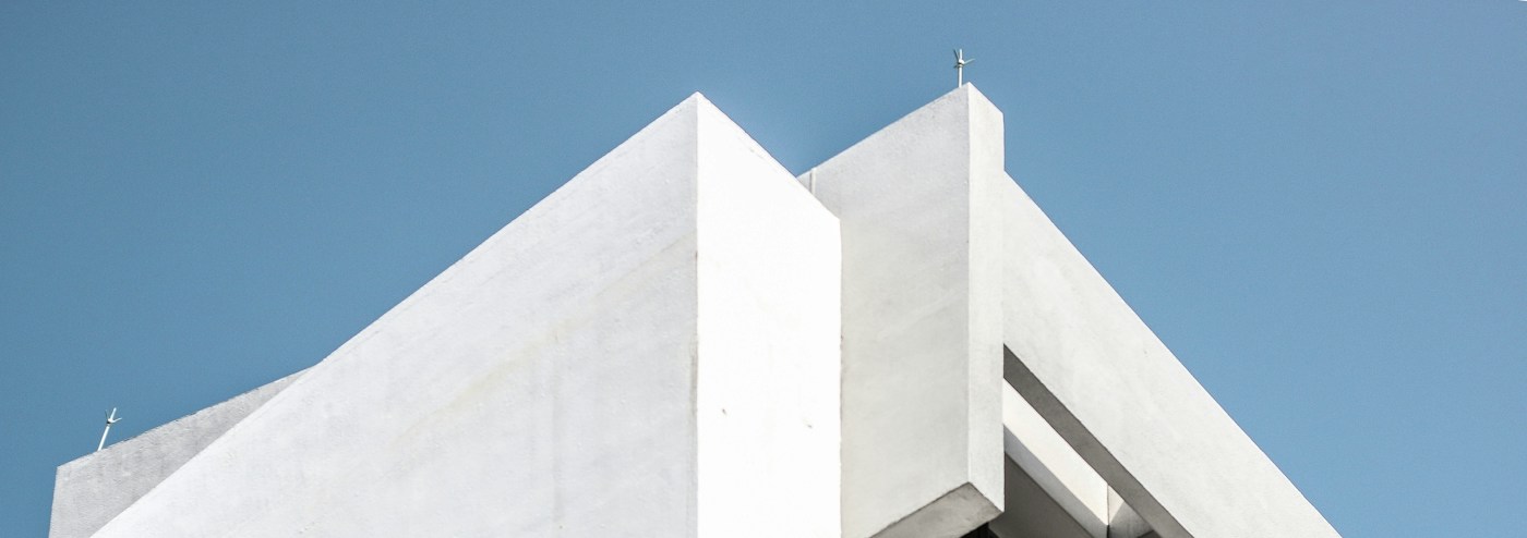 白色建筑与天空，摄影 Alexander Tsang / Unsplash